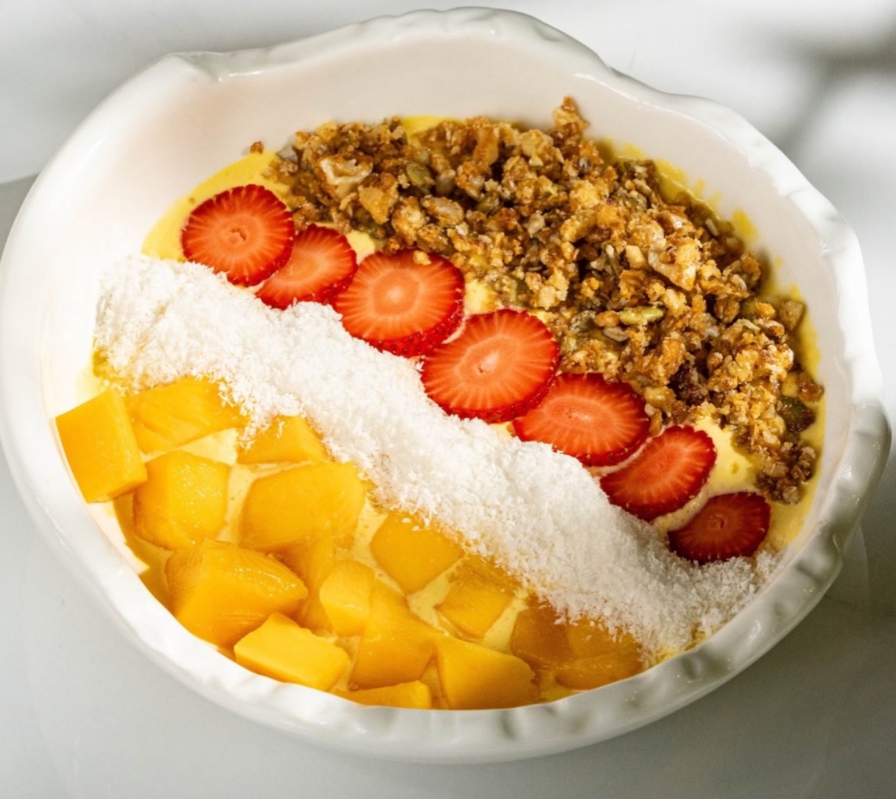 Манговый йогурт с гранолой и клубникой
